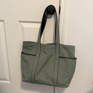 Lululemon Daily Multi-pocket tote bag 20L